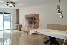 Poreč: Moderan stan 92 m 2 s bazenom izvrsne lokacije, Poreč, Apartamento