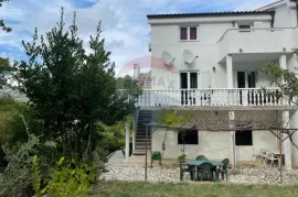 Otok Krk, Baška - Batomalj, dvojna kuća, 300 m2, Baška, Famiglia