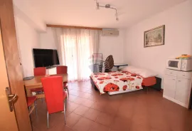 N.Vinodolski, Apartmanska zgrada s poslovnim prostorom, 400 m od mora!, Novi Vinodolski, بيت