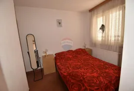 N.Vinodolski, Apartmanska zgrada s poslovnim prostorom, 400 m od mora!, Novi Vinodolski, بيت