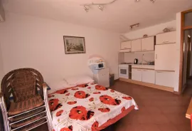 N.Vinodolski, Apartmanska zgrada s poslovnim prostorom, 400 m od mora!, Novi Vinodolski, بيت