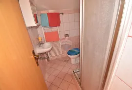 N.Vinodolski, Apartmanska zgrada s poslovnim prostorom, 400 m od mora!, Novi Vinodolski, بيت