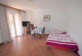 N.Vinodolski, Apartmanska zgrada s poslovnim prostorom, 400 m od mora!, Novi Vinodolski, بيت