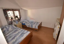 N.Vinodolski, Apartmanska zgrada s poslovnim prostorom, 400 m od mora!, Novi Vinodolski, بيت