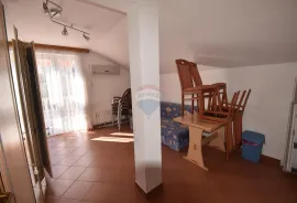 N.Vinodolski, Apartmanska zgrada s poslovnim prostorom, 400 m od mora!, Novi Vinodolski, Famiglia