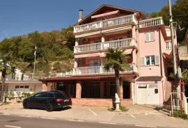 N.Vinodolski, Apartmanska zgrada s poslovnim prostorom, 400 m od mora!, Novi Vinodolski, Famiglia