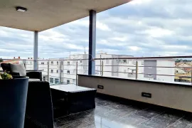 Kvalitetan i udoban trosoban stan s terasom, Pula, Appartement