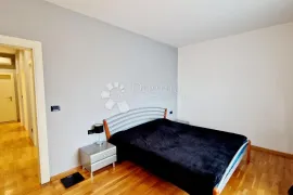 Kvalitetan i udoban trosoban stan s terasom, Pula, Appartement