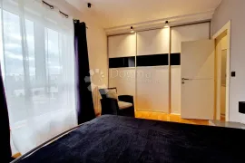 Kvalitetan i udoban trosoban stan s terasom, Pula, Appartement