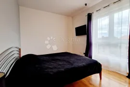 Kvalitetan i udoban trosoban stan s terasom, Pula, Appartement