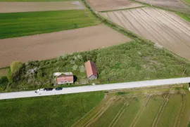 Kuća velike okućnice sa idejnim projektom, Dubrava, Kuća