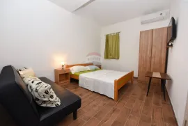 Funtana, apartmanska kuća na samo 100 metara od mora, Vrsar, Maison