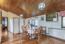 Prematura, kuća sa 7 apartmana i predivnom okućnicom, Medulin, Famiglia