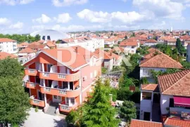 ZADAR, STANOVI - Prostrana kuća s 10 apartmana, Zadar, House