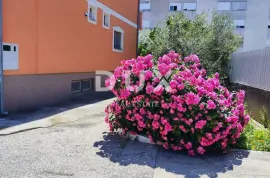 ZADAR, STANOVI - Prostrana kuća s 10 apartmana, Zadar, Famiglia