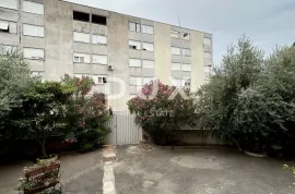 ZADAR, STANOVI - Prostrana kuća s 10 apartmana, Zadar, Famiglia