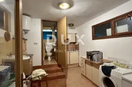 ZADAR, STANOVI - Prostrana kuća s 10 apartmana, Zadar, Kuća