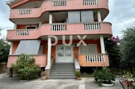 ZADAR, STANOVI - Prostrana kuća s 10 apartmana, Zadar, Haus