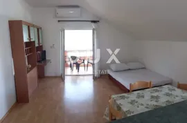 ZADAR, STANOVI - Prostrana kuća s 10 apartmana, Zadar, Σπίτι