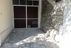 Bribir, kuća sa velikom okućnicom, Vinodolska Općina, بيت