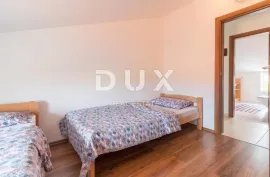 PULA, VALDEBEK - Apartmanska kuća na atraktivnoj lokaciji, Pula, Ev