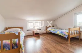 PULA, VALDEBEK - Apartmanska kuća na atraktivnoj lokaciji, Pula, Ev