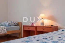 PULA, VALDEBEK - Apartmanska kuća na atraktivnoj lokaciji, Pula, Ev