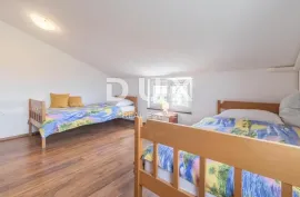 PULA, VALDEBEK - Apartmanska kuća na atraktivnoj lokaciji, Pula, Ev