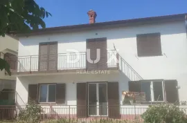 ISTRA, PULA Obiteljska kuća + građevinsko zemljište 434 m2!!!, Pula, House