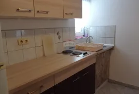 Jadranovo, samostojeća kuća sa tri apartmana, 185 m2, prodaje se, Crikvenica, Maison