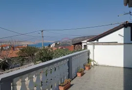 Jadranovo, samostojeća kuća sa tri apartmana, 185 m2, prodaje se, Crikvenica, Maison