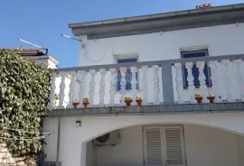 Jadranovo, samostojeća kuća sa tri apartmana, 185 m2, prodaje se, Crikvenica, Maison