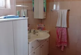 Jadranovo, samostojeća kuća sa tri apartmana, 185 m2, prodaje se, Crikvenica, Maison