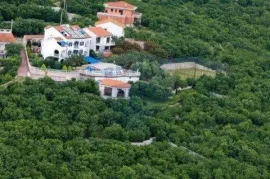 Jadranovo, villa sa 11 apartmana i s prekrasnim pogledom i zemljište od 8000 m2, Crikvenica, Дом