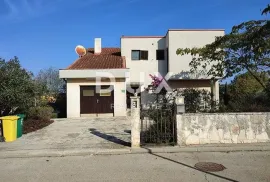 ISTRA, PULA - Obiteljska kuća na mirnoj lokaciji!, Pula, Casa