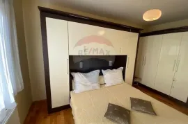 APARTMANSKA KUĆA 250 m OD PLAŽE, Medulin, Maison