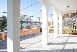 Otok Rab, ugostiteljski objekt 306m2 + apartmani na 2 etaže, 1. red do mora, Rab, Εμπορικά ακίνητα