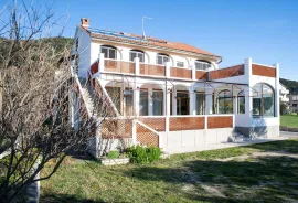 Otok Rab, ugostiteljski objekt 306m2 + apartmani na 2 etaže, 1. red do mora, Rab, Propriété commerciale