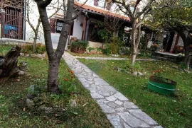 BUZET, OKOLICA ROČA, KUĆA 178M2+APARTMAN 42M2+OKUĆNICA 220M2, Buzet, Haus