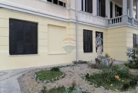 Opatija,Volosko,trosoban stan u austrugarskoj vili s pogledom na more, Opatija, Apartamento