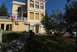 Opatija,Volosko,trosoban stan u austrugarskoj vili s pogledom na more, Opatija, Apartamento