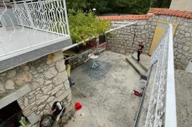 Bribir, N.Vinodolski, Renovirana kuća s dvorištem 300 m od centra, Vinodolska Općina, Kuća