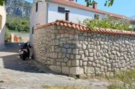 Bribir, N.Vinodolski, Renovirana kuća s dvorištem 300 m od centra, Vinodolska Općina, Kuća