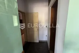 Đakovo, stambeno poslovna kuća NKP 337 m2 na zemljištu od 989 m2, Đakovo, House