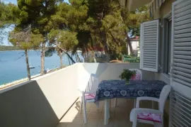 Mali Lošinj samostojeća kuća prvi red do mora, Mali Lošinj, Maison