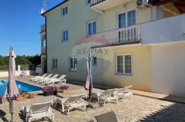 Poreč, okolica, apartmanska kuća s pogledom na more, Poreč, Ev