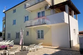 Poreč, okolica, apartmanska kuća s pogledom na more, Poreč, Ev