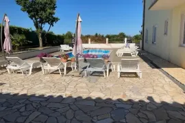 Poreč, okolica, apartmanska kuća s pogledom na more, Poreč, بيت