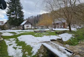 Kuća uz rijeku, Gorski kotar, 1900 m2 okućnice, Vrbovsko, Famiglia