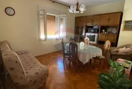 Pula, Centar, Kuća s 2 stana, strogi centar grada 160m2 + 50m2 okućnice, Pula, بيت